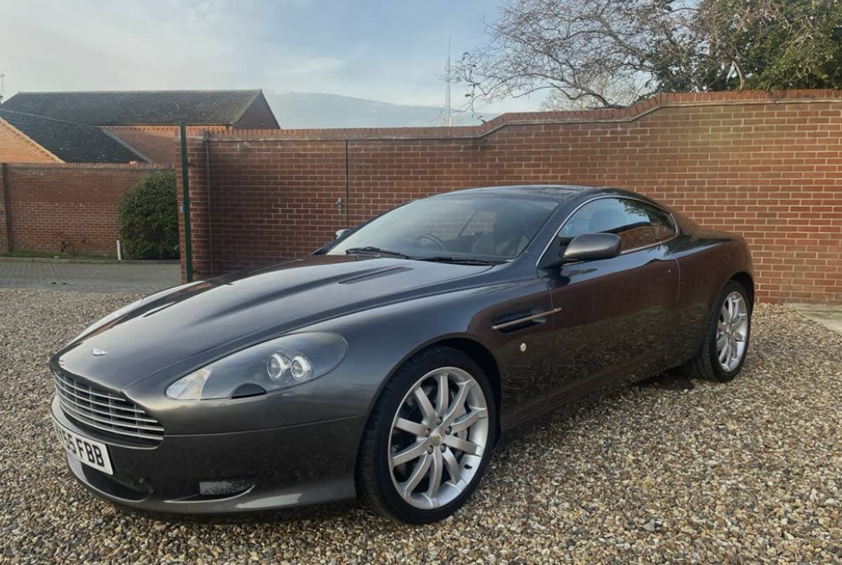 Aston Martin DB9 grise vue de trois quarts avant