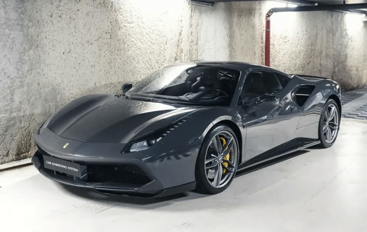 Ferrari 488 GTB gris anthracite vue de trois quarts avant